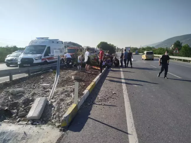 Akşehir'de refüje çarpan hafif ticari araçtaki 5 kişi yaralandı