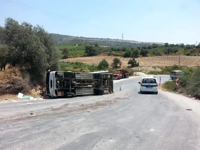 Mersin'de işçi servisi devrildi: 2 yaralı