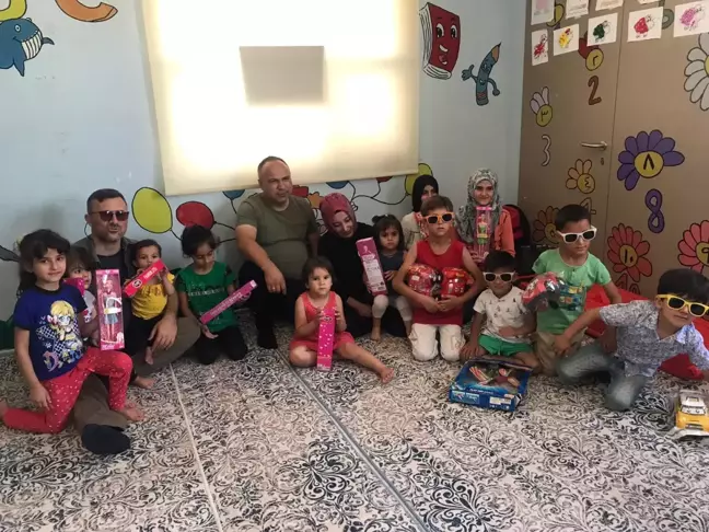 Saraykent Sosyal Yardımlaşma ve Dayanışma Derneği'nden Suriyeli çocuklara bayram hediyesi