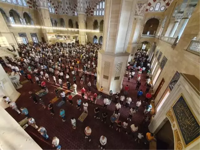 ADANA'DA BAYRAM NAMAZI KILINDI