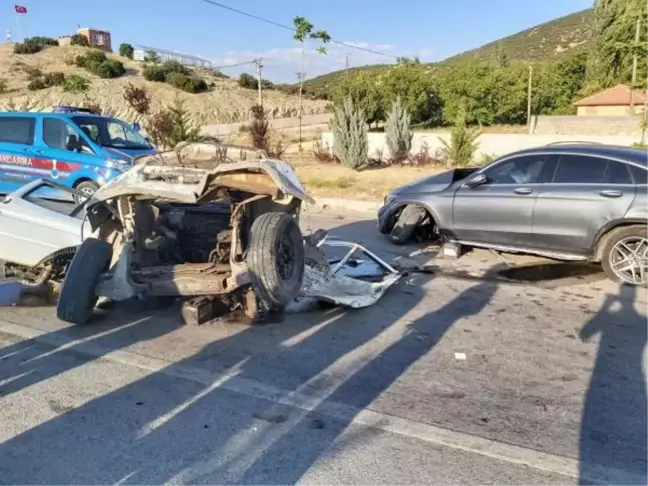 Kaza yürekleri ağza getirdi! Şiddetli çarpışmada minibüs ikiye bölündü