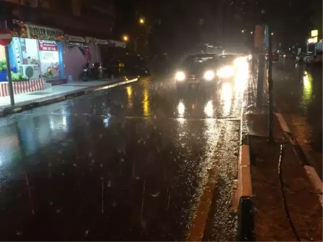 Alaşehir'de şiddetli sağanak hayatı olumsuz etkiledi