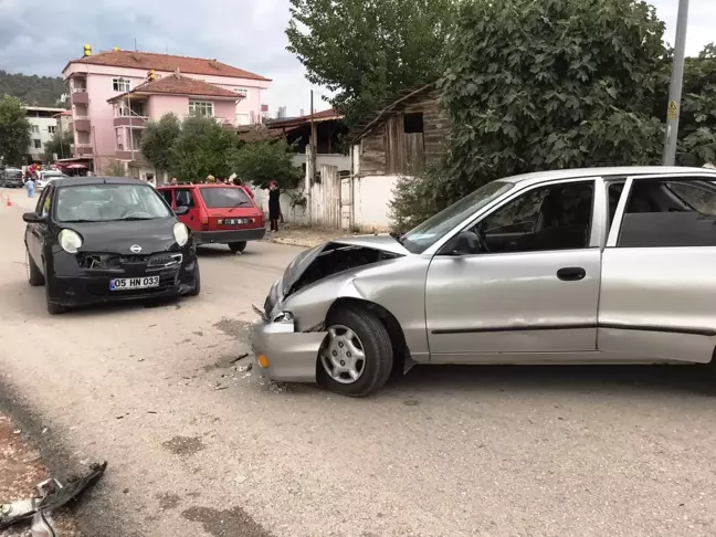 Amasya'da iki otomobil çarpıştı: 4 yaralı