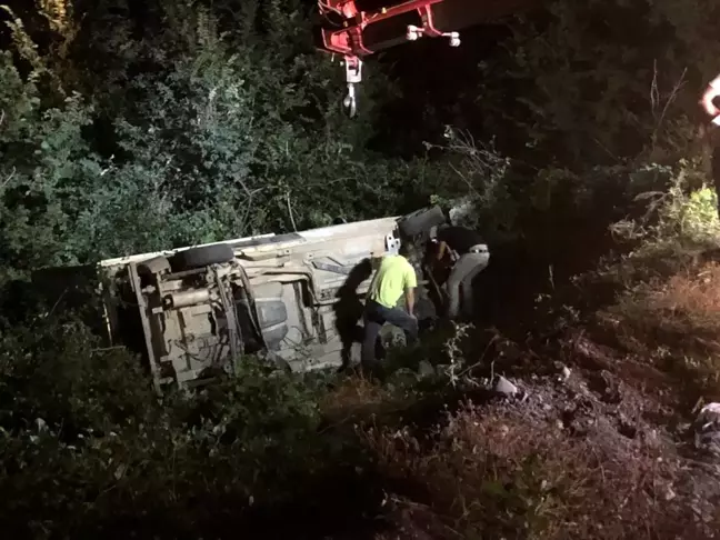 Amasya'da kontrolden çıkan kamyonet şarampole uçtu: 2 yaralı