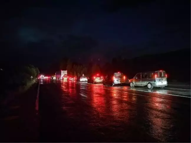 Şenkaya'da 20 dakika etkili olan sağanak, karayolunu kapattı