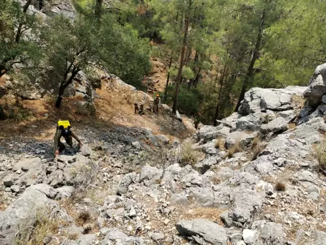 Son dakika haber... Mehmetçik, Isparta Valiliği'nin talebi üzerine Eğirdir'deki yangın soğutma çalışmalarına destek oluyor