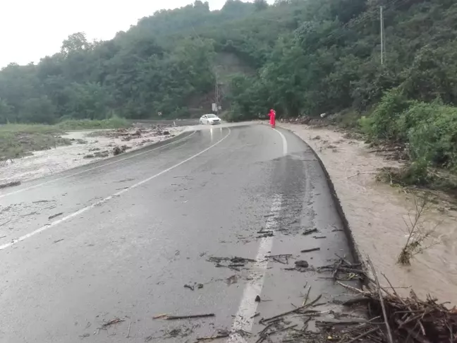 Ordu'da sağanak nedeniyle dere taştı, yol geçici olarak ulaşıma kapandı