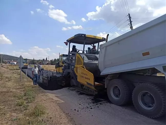 Aslanapa'da Çalköy grup yolunda sıcak asfalt çalışması