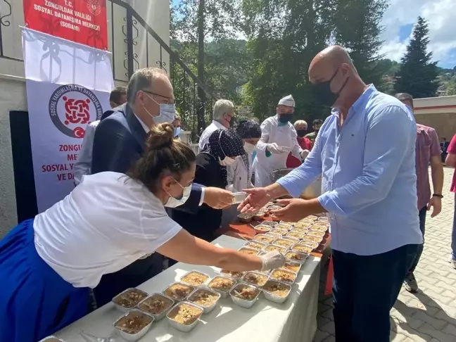 Vali Tutulmaz vatandaşlara aşure dağıttı