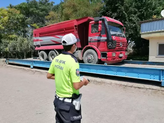 Işık ve tonaj ihlali yapan kamyon sürücüsüne 7 bin 672 TL ceza kesildi