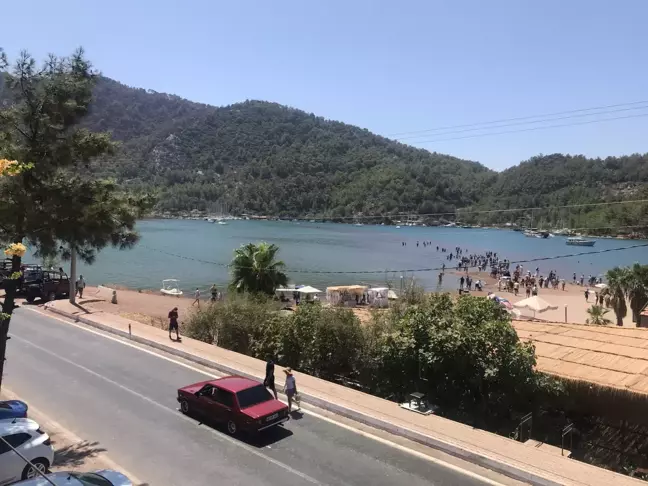 Marmaris'in önemli turizm bölgelerinden Kızkumu Plajı'nda hayat normale dönmeye başladı