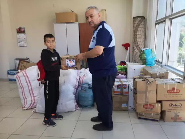Düzce'de 10 yaşındaki çocuk harçlıklarıyla afetzedelere destek oldu