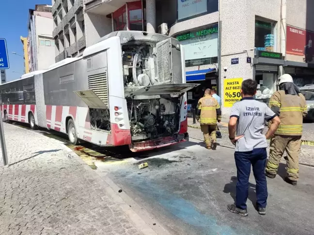 İzmir'de otobüsün motor bölümündeki patlama paniğe yol açtı