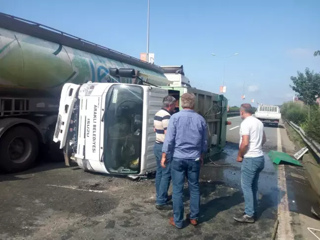 Yola devrilen çöp kamyonu nedeniyle Karadeniz Sahil Yolu'nda araç kuyruğu oluştu