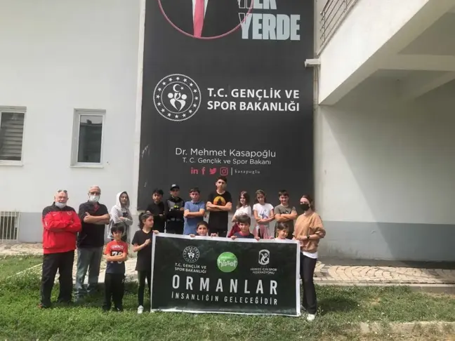 Erzurum'da sporcular orman yangınlarına pankartlarla dikkati çekti