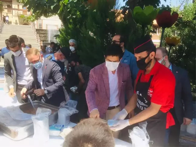 Ergani'de vatandaşlara aşure ikram edildi
