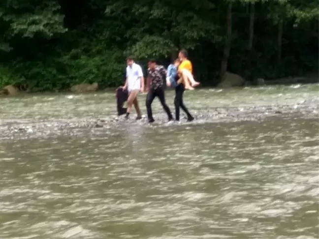 Rafting botundan düşerek akıntıya kapılan kızın imdadına polis yetişti
