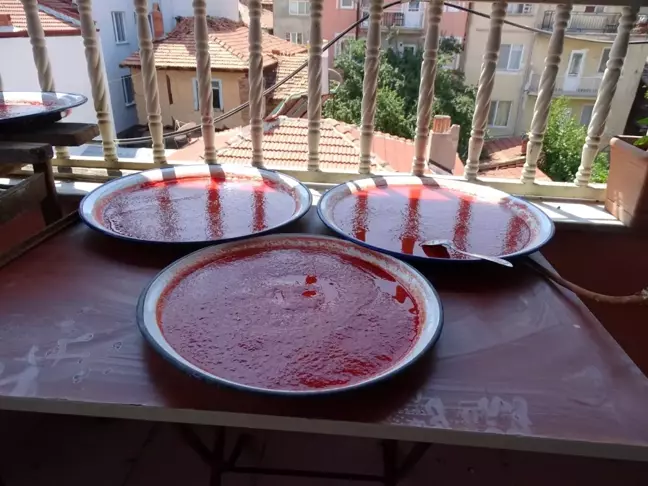 Kışlık hazırlık yapılan evlerde balkon ve teraslar kırmızıya boyandı