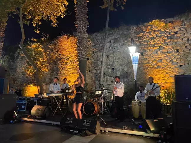 Kuşadası'nın turistik çarşıları konserlerle şenleniyor