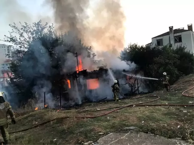 Pendik'te gecekondu yangını