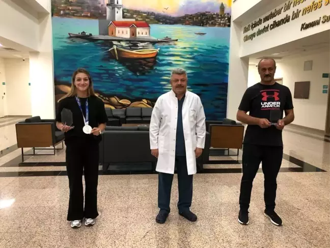 Başhekim Prof. Dr. Recep Demirhan'dan Buse Naz Çakıroğlu'na plaket