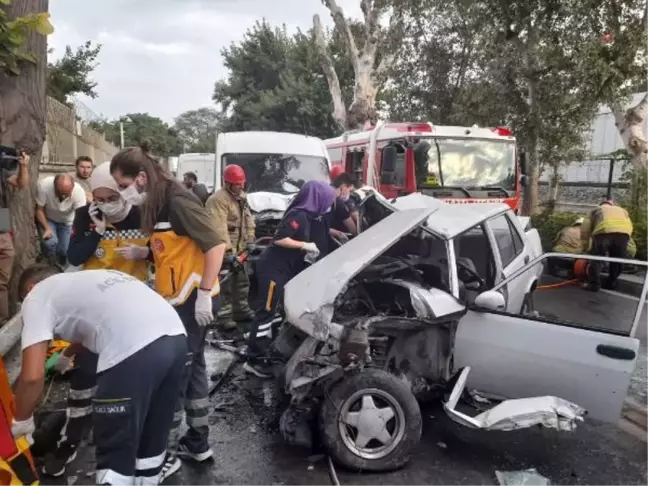 Son dakika haberi: BAKIRKÖY'DE KAZA SONRASI CADDE SAVAŞ ALANINA DÖNDÜ: 4 YARALI