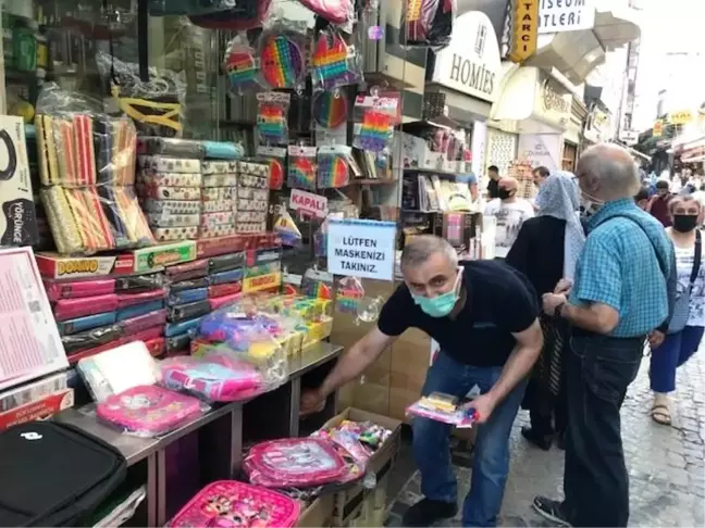 Eminönü'nde okul alışverişi heyecanı