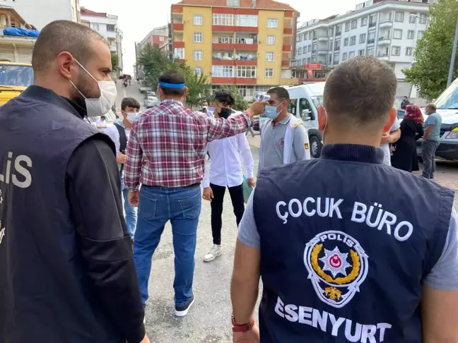 Esenyurt'ta polisler okulun ilk gününde öğrencileri yalnız bırakmadı