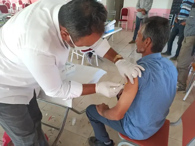 Osmaneli'nde tarım işçilerine Kovid-19 aşısı yapılıyor