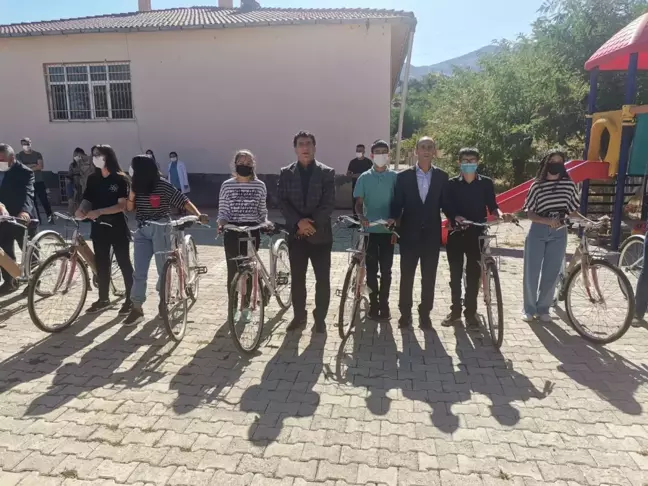 Sivrice Belediye Başkanı Gündoğan, başarılı öğrencilere bisiklet hediye etti