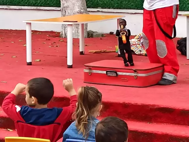 Anaokullu minikler kukla tiyatrosu ile eğlenceye doydu