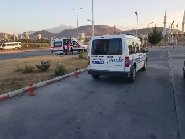Akaryakıt istasyonunda bıçaklı 'yan bakma' kavgası: 2 yaralı