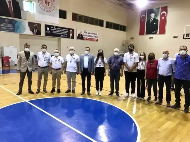 Burhaniye'de Kaymakam Memiş başarılı satranççıları ödüllendirdi
