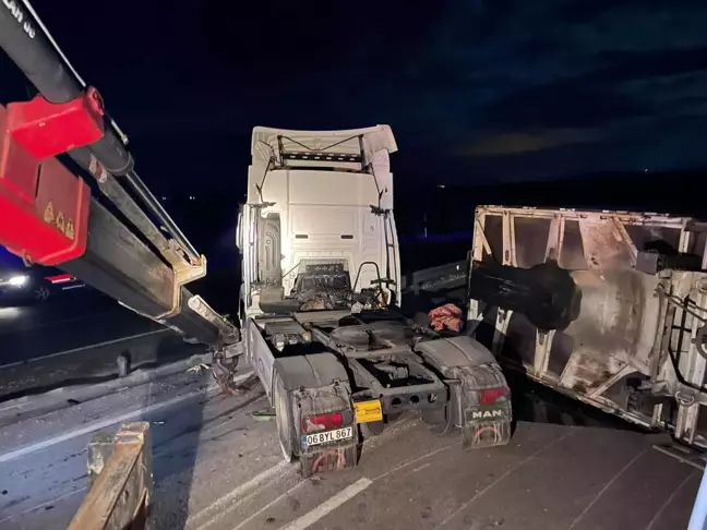 Afyonkarahisar'da tıra çarpan otomobildeki 3 kişi yaralandı