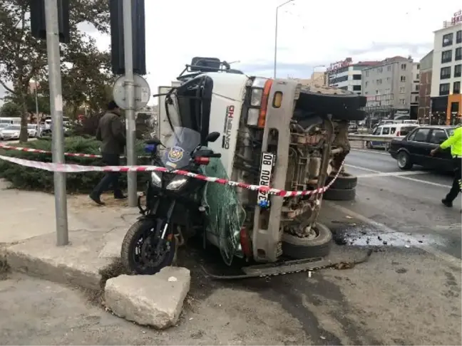 Son dakika haberleri: SİLİVRİ'DE KAZA YAPAN KAMYONET, MOTOSİKLETLİ POLİSİN ÜSTÜNE DEVRİLDİ