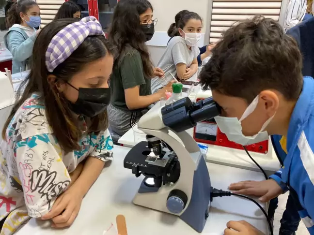 Bağcılarlı çocuklar çileğin DNA'sını çıkardı