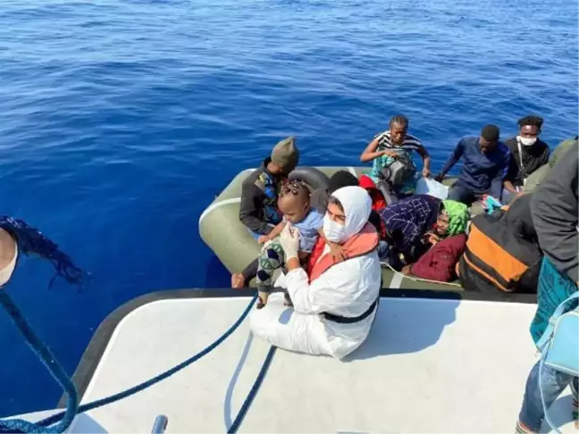 Marmaris açıklarında Yunanistan'ın ittiği 77 göçmen kurtarıldı