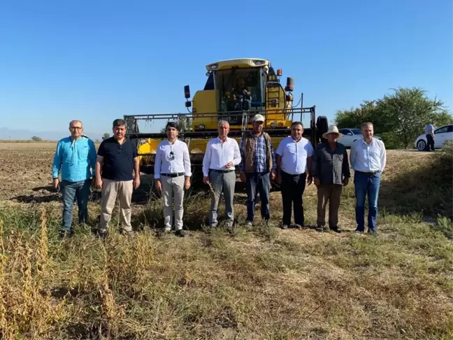 Tarsus'ta deneme amaçlı ekilen yerli soya tohumunun ilk hasadı yapıldı