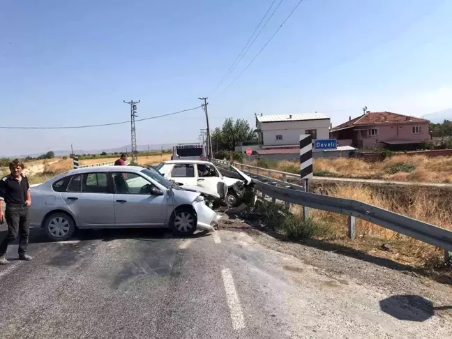 Manisa'da iki otomobilin çarpışması sonucu 3 kişi yaralandı