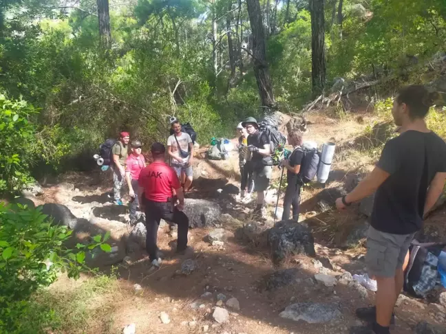 Kemer'deki orman yangını nedeniyle Likya Yolu'ndaki turistler tahliye edildi