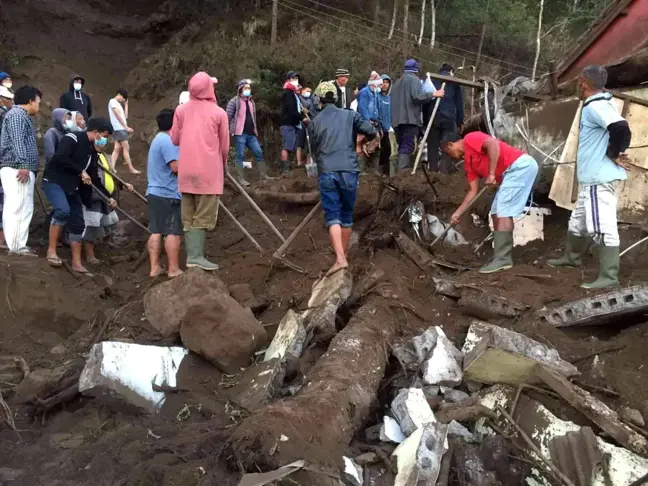 Endonezya'da 4.8 büyüklüğünde deprem: 3 ölü, 7 yaralı