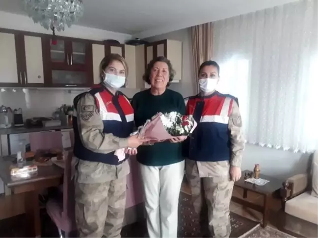 Darende'nin tek kadın muhtarına çiçekli kutlama