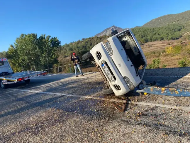 Gölpazarı'nda kamyonetle otomobilin çarpışması sonucu 2 kişi yaralandı