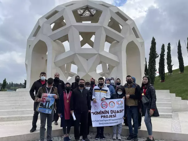 Kayseri'den gelen özel çocuklar, 15 Temmuz Şehitler Makamı'nda dua etti