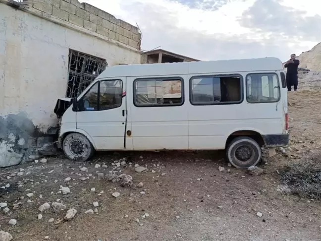 Tarım işçilerini taşıyan minibüs eve girdi: 15 yaralı