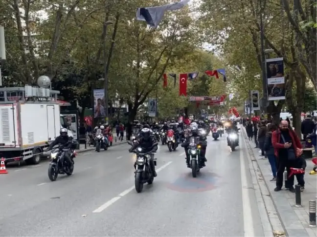 MOTOSİKLETLİLERDEN BAĞDAT CADDESİ'NDE 29 EKİM KORTEJİ