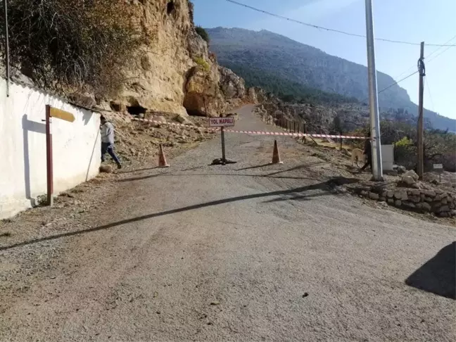 Dağdan kaya parçaları düşünce yayla yolu kapatıldı