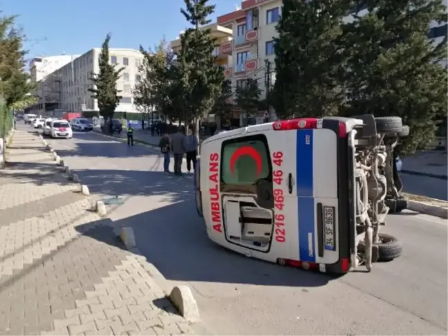 SANCAKTEPE'DE OTOMOBİLLE ÇARPIŞAN AMBULANS DEVRİLDİ