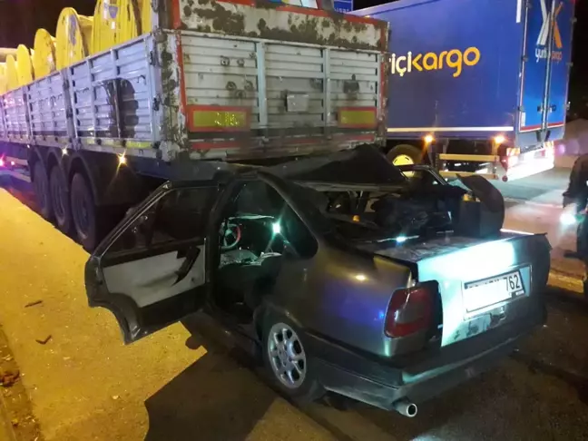 Afyonkarahisar'da tıra arkadan çarpan otomobildeki 2 kişi yaralandı