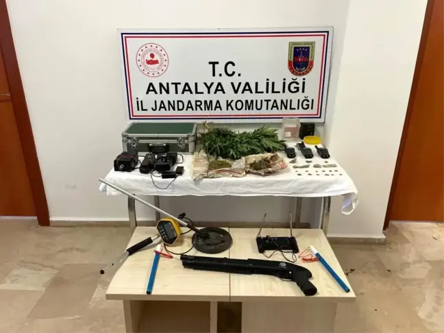 Antalya'da uyuşturucu satıcılığı ve tarihi eser kaçakçılığı yapan zanlı tutuklandı